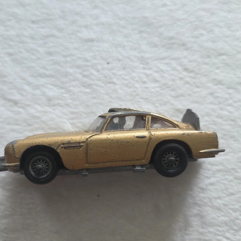 Vintage Corgi No. 261, James Bond 007 Aston Martin Figures Works Die Cast